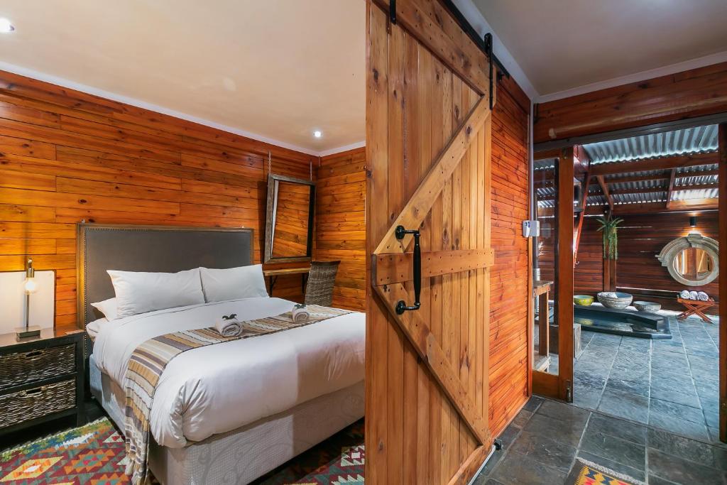 Knysna Lodge - Self Catering Unit with Woodfired Hot Tub - Image 26
