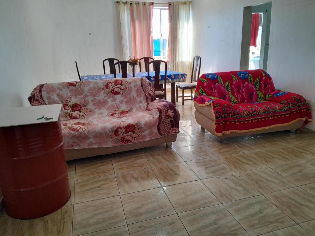 sala de estar con 2 sillas y sofá en Apartamento Anchieta 7 Belo, en Río de Janeiro