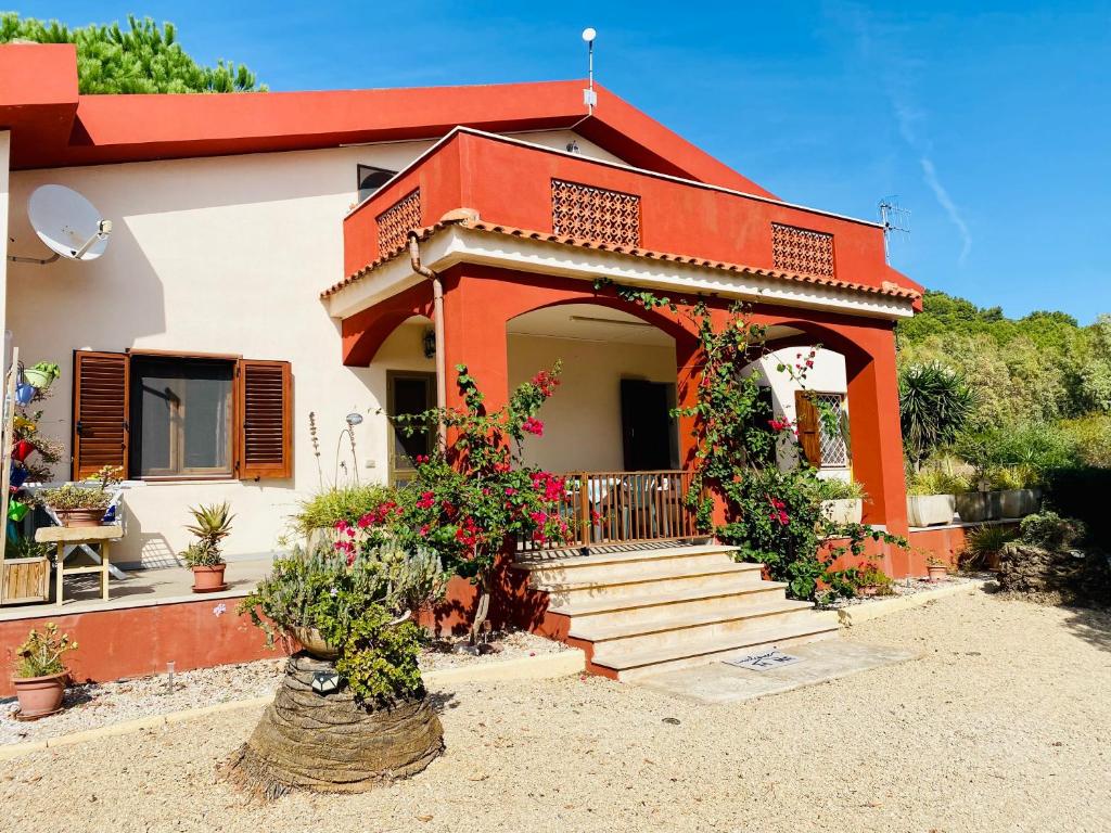 una pequeña casa con una naranja y blanco en Casa Montjuic Mare & Passione en Alghero