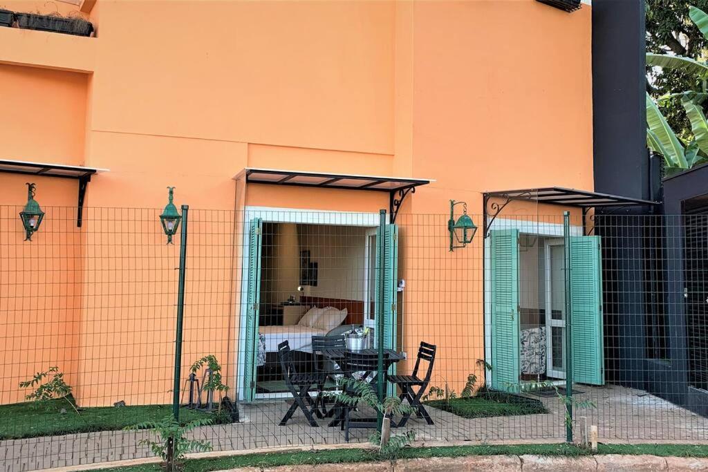 a house with a table and chairs in front of it at Apto Roma na Vila Paraíso: um cantinho feliz in Maringá