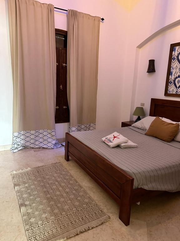 Postel nebo postele na pokoji v ubytování Sabina 1br apartment Lagoon view with shared pool By BFG Beit Fel Gouna