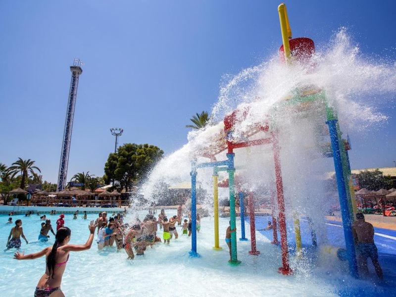a group of people playing in a water park at Suites Puente de Hierro in Benicàssim