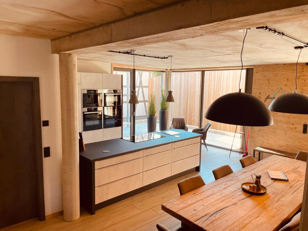 eine Küche und ein Esszimmer mit einem Tisch und einem Esszimmer in der Unterkunft FourElements in Wernigerode