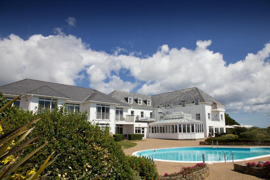 Bazén v ubytování Hotel Jerbourg nebo v jeho okolí