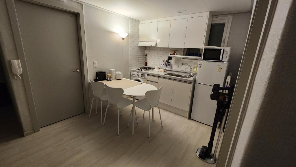 Kitchen o kitchenette sa Middle option two-room, Exclusive use, public transportation 4 minutes away