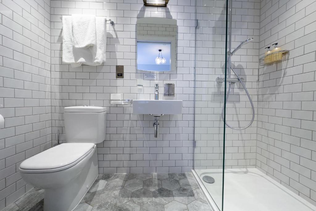 THE KNIGHT OF NOTTINGHILL - Resim 9