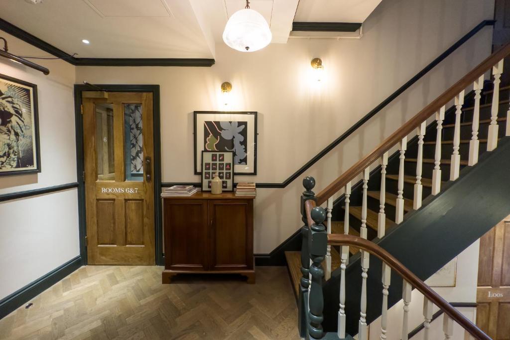 THE KNIGHT OF NOTTINGHILL - Resim 10