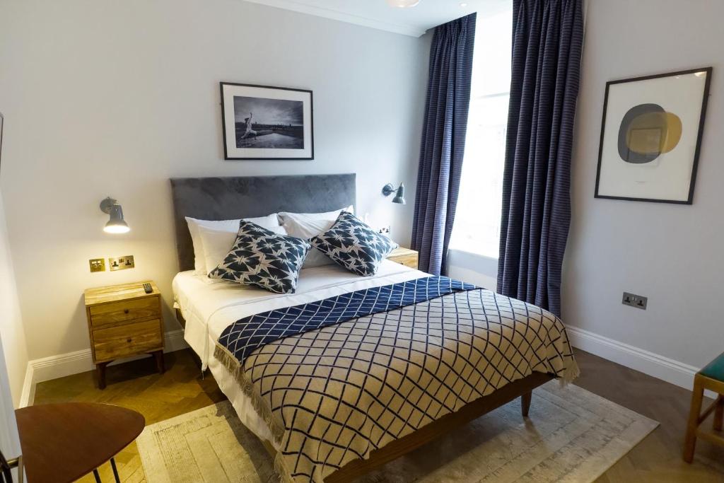 THE KNIGHT OF NOTTINGHILL - Resim 11