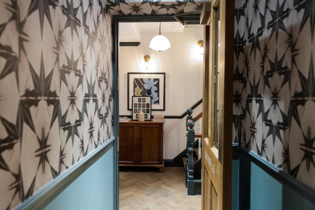 THE KNIGHT OF NOTTINGHILL - Resim 18