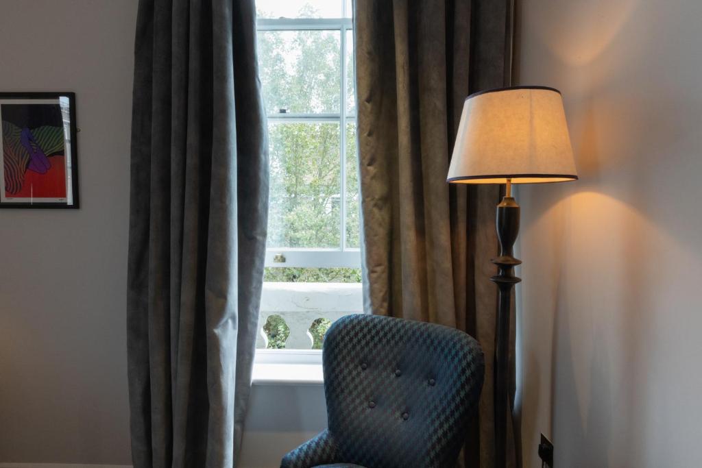 THE KNIGHT OF NOTTINGHILL - Resim 33