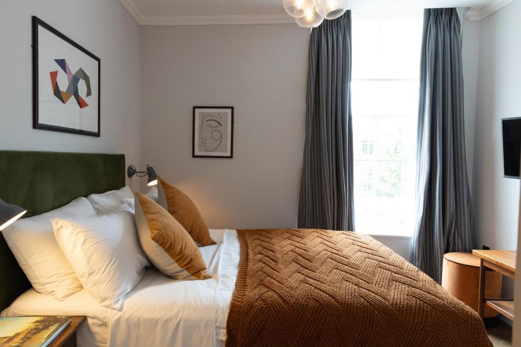 THE KNIGHT OF NOTTINGHILL - Resim 27