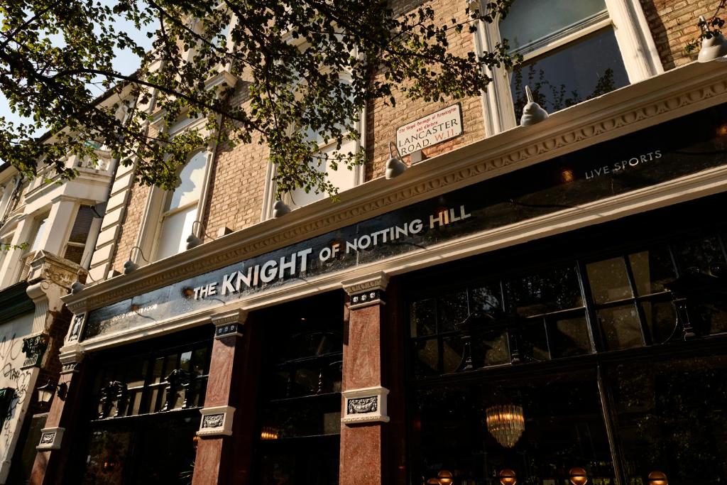 THE KNIGHT OF NOTTINGHILL - Resim 40