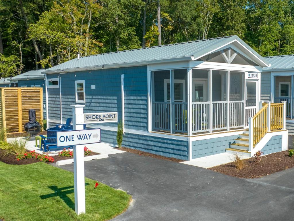 niebieski dom z znakiem w jedną stronę przed nim w obiekcie Shore Point Cottages w mieście Ocean City