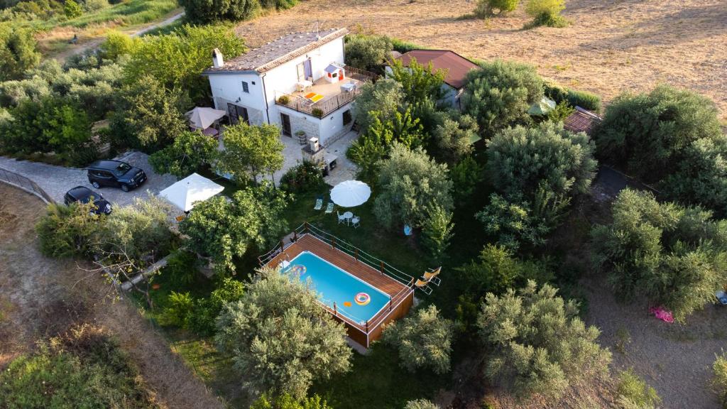 una vista aérea de una casa con piscina en La casetta di Eve Casa Vacanze en Guardialfiera