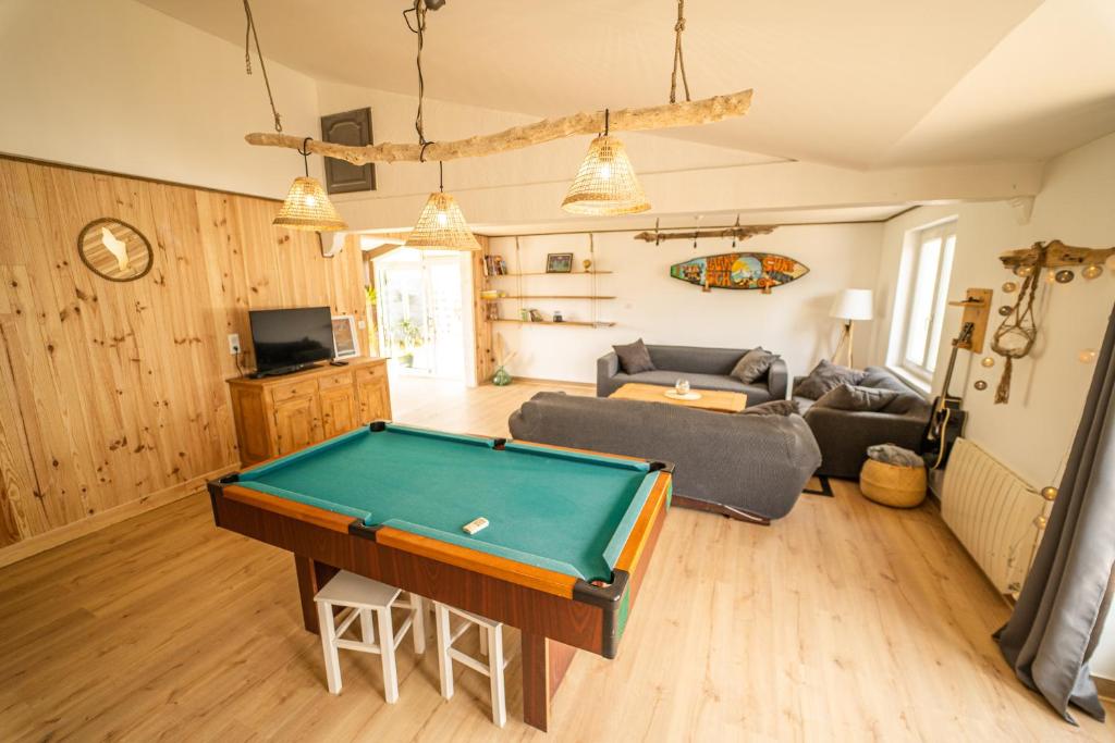 a living room with a pool table at Oleron Surf House in Allards