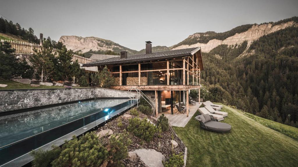 una casa su una collina con piscina di Luxury Chalet Vilaiet a Ortisei