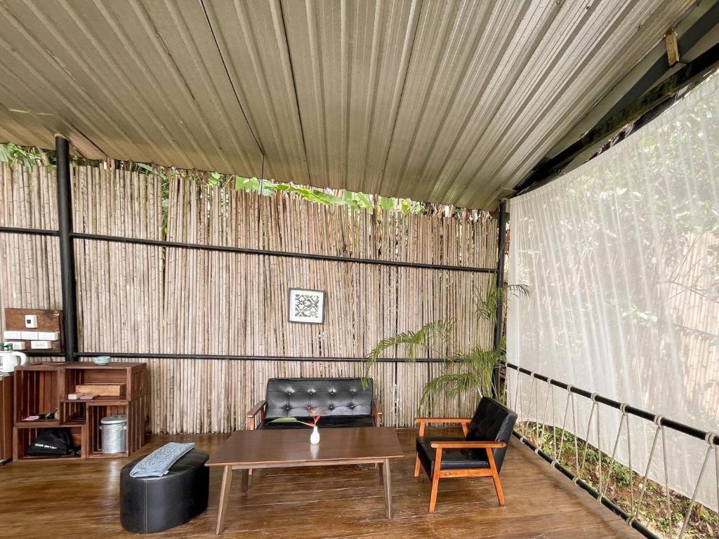 Posezení v ubytování Tanoshi Glamping In Khao Sok