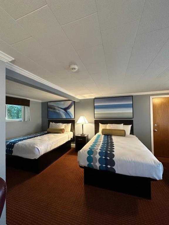 Postel nebo postele na pokoji v ubytování Rodeway Inn Orleans - Cape Cod