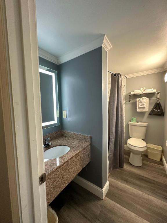 Koupelna v ubytování Rodeway Inn Orleans - Cape Cod