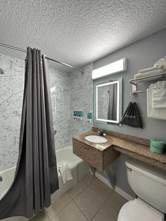 Koupelna v ubytování Rodeway Inn Orleans - Cape Cod