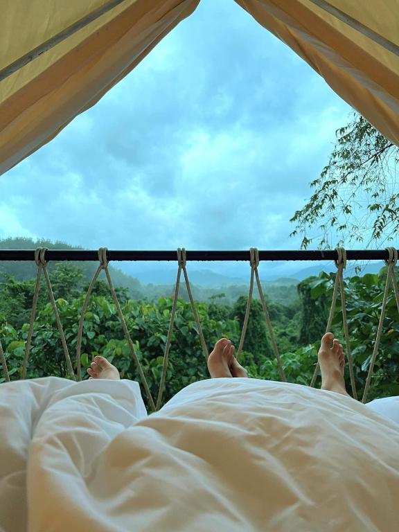 Postel nebo postele na pokoji v ubytování Tanoshi Glamping In Khao Sok