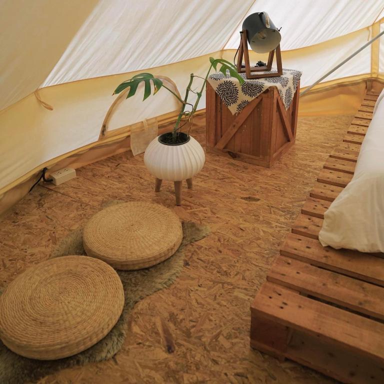 Posezení v ubytování Tanoshi Glamping In Khao Sok