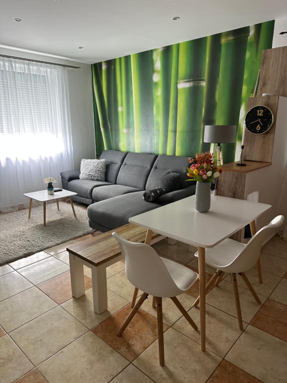 een woonkamer met een bank en een tafel bij Víztorony apartman in Komló