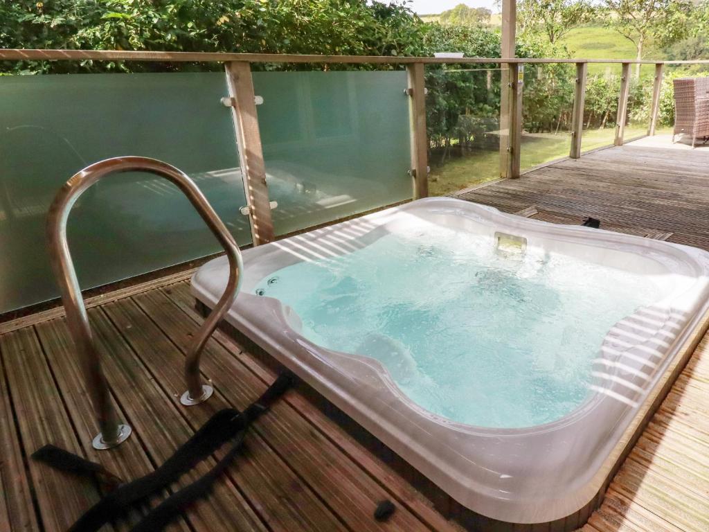 a hot tub on the deck of a house at 9 Valley View in Looe