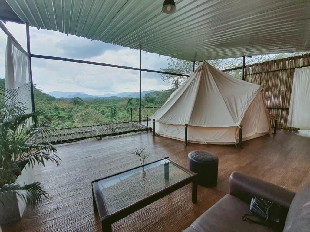 Nespecifikovaný výhled na hory nebo výhled na hory při pohledu z luxury tent