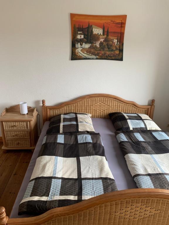 twee bedden in een slaapkamer met een foto aan de muur bij Wohnen in Schlossnähe in Schwerin