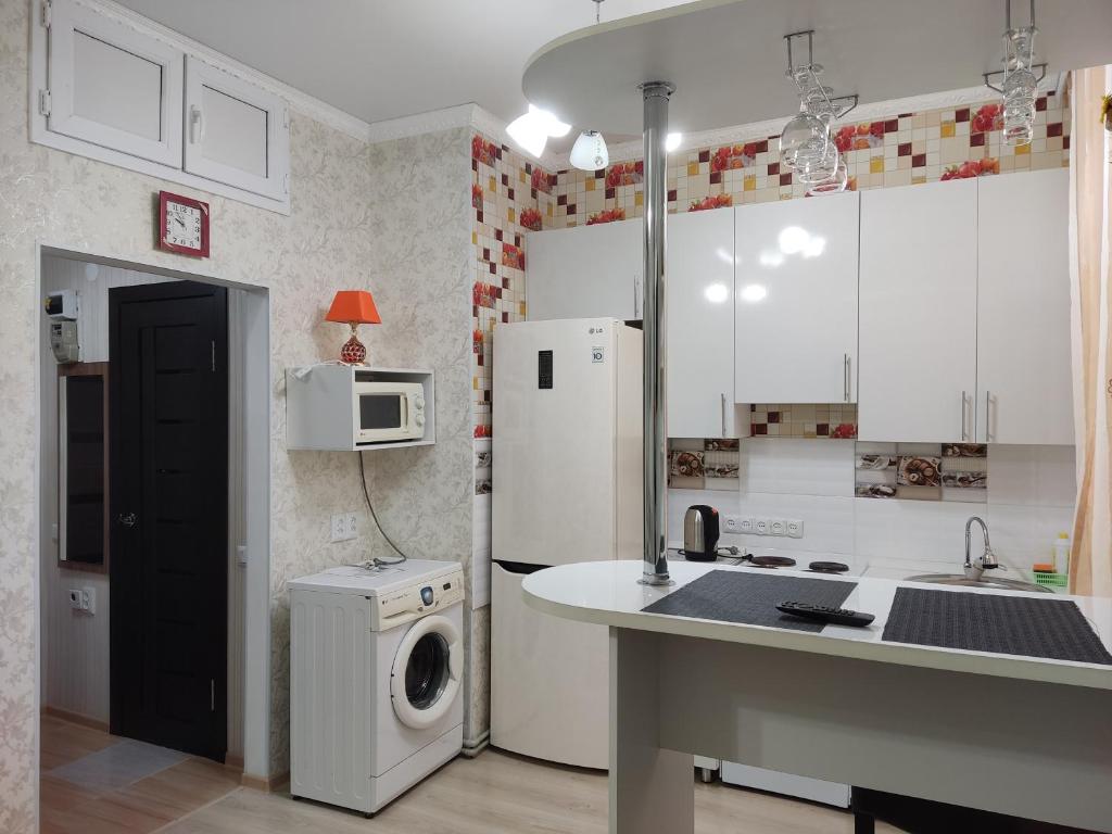 巴爾喀什的住宿－Аренда квартиры，厨房配有冰箱和洗衣机。