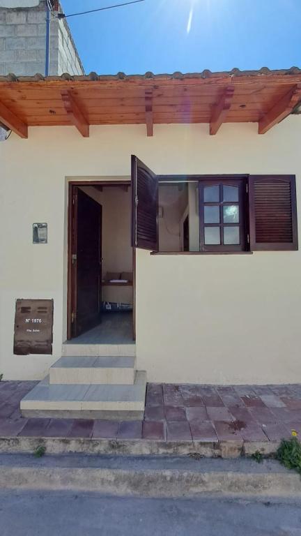 une maison avec une terrasse couverte dotée d'une porte et d'escaliers. dans l'établissement Rincón con Encanto, à Salta