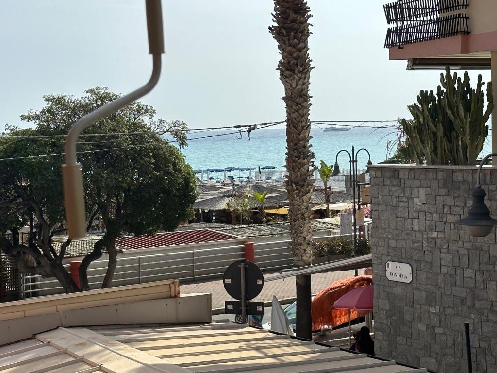 uma vista para a praia a partir de uma varanda de um edifício em CASA ANGELA Vista mare em Ventimiglia