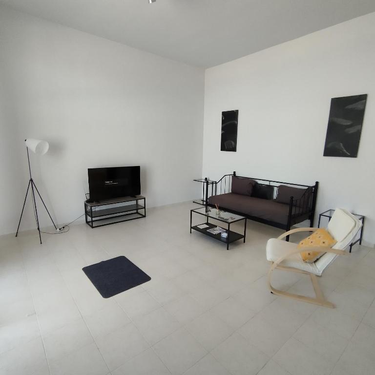 TV a/nebo společenská místnost v ubytování STUDIOS POSEIDONIA apartments 50 & 70 sqm with sea view