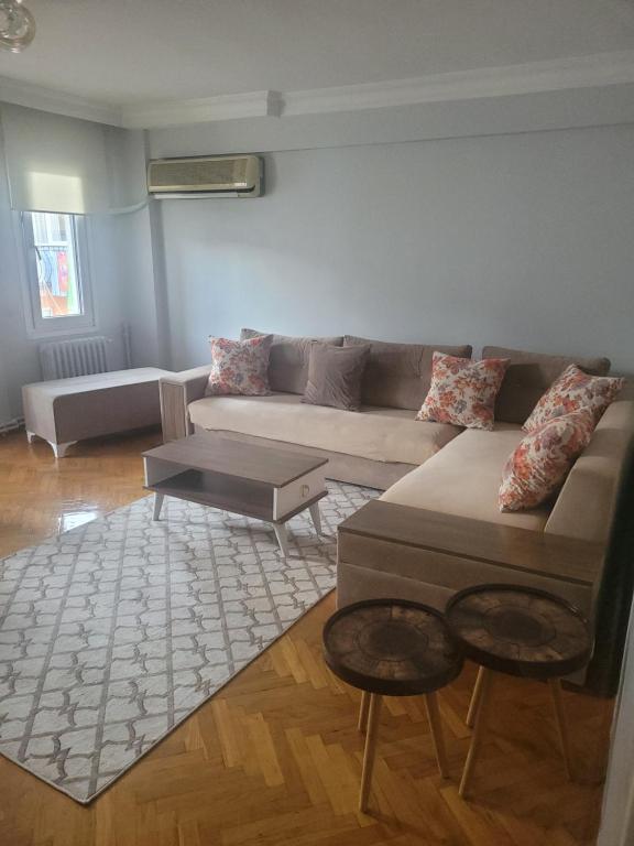 een woonkamer met een bank en een salontafel bij Appartement 3 eme etage Ortaköy No 5 in Istanbul