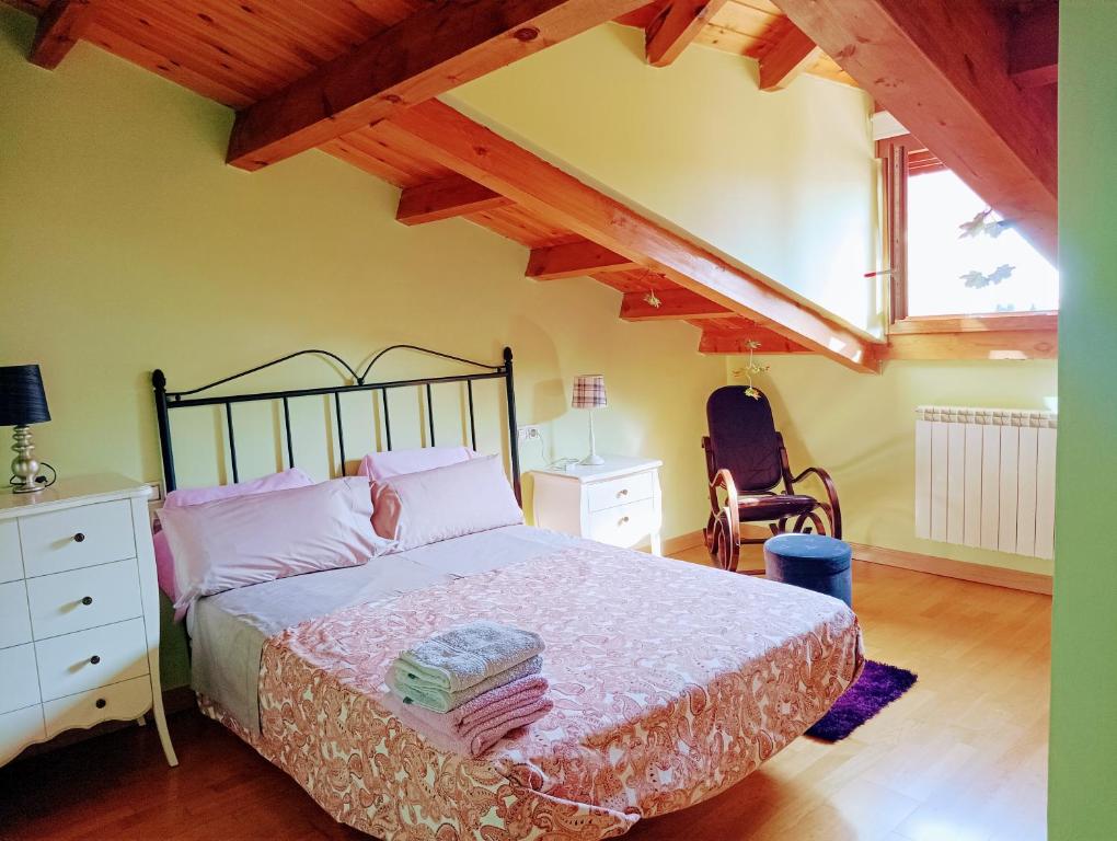 Postel nebo postele na pokoji v ubytování Boleta A 5 minutos de León, casa con jardín
