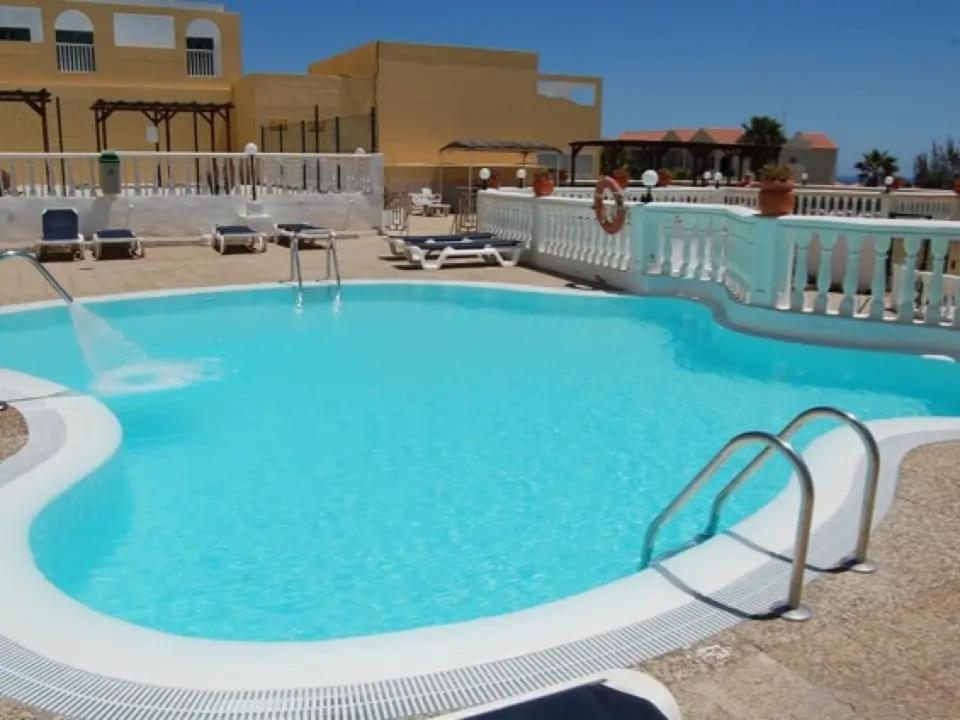 - une grande piscine d'eau bleue dans un complexe dans l'établissement Caleta Paraíso 140, à Costa de Antigua