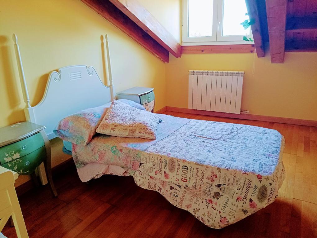 Postel nebo postele na pokoji v ubytování Boleta A 5 minutos de León, casa con jardín