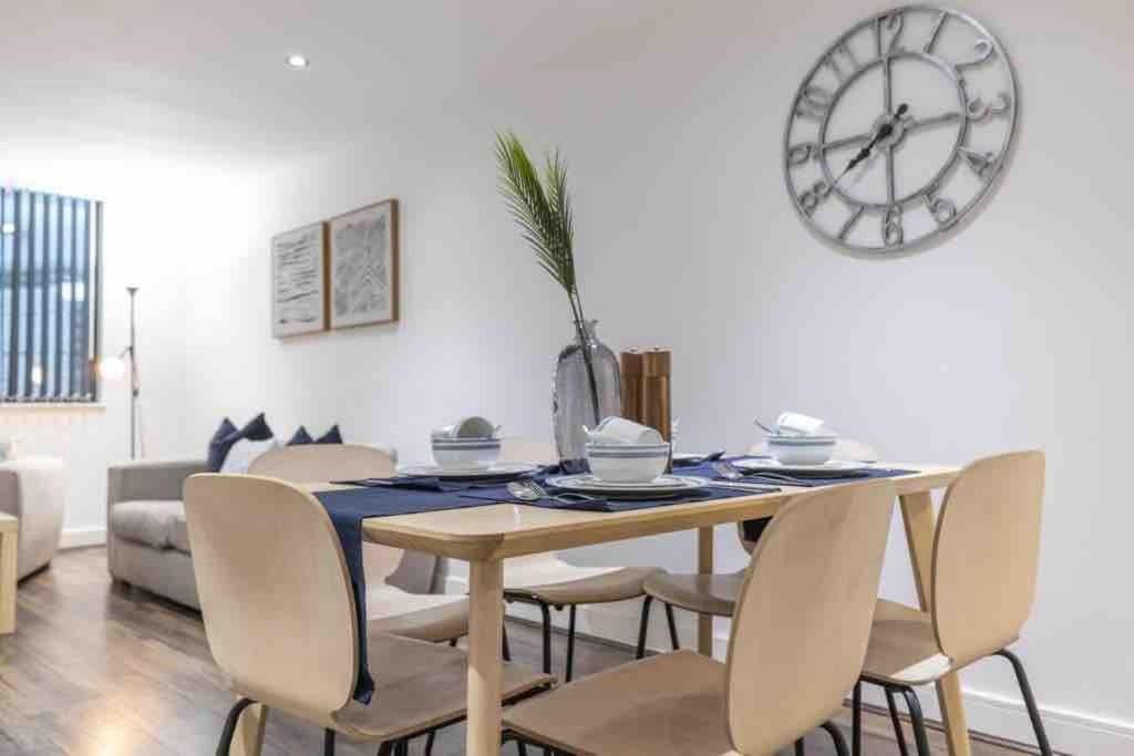 Fotografie z fotogalerie ubytování Stylish 2 Bed 2 Bath apartment in City Centre with Free Parking v Birminghamu