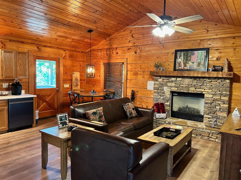 sala de estar con sofá y chimenea en My Happy Place, en Pigeon Forge