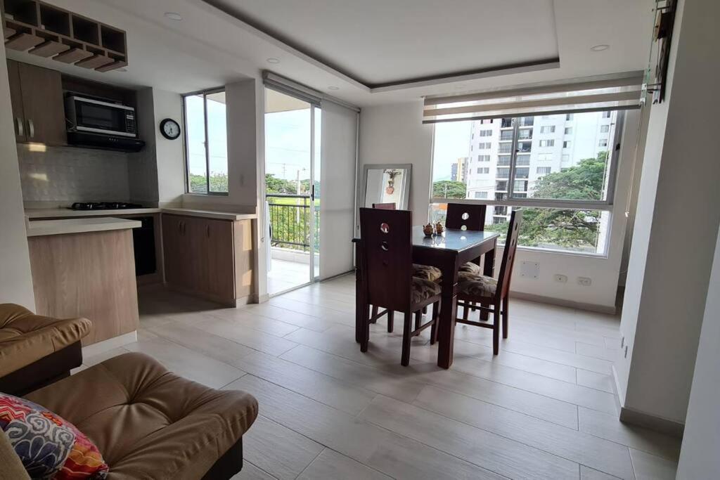 cocina y sala de estar con mesa y sillas en Apartamento en Guabinas Yumbo 