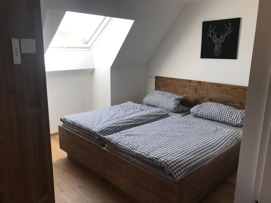 Postel nebo postele na pokoji v ubytování Ferienwohnung im Berghüttenstyle