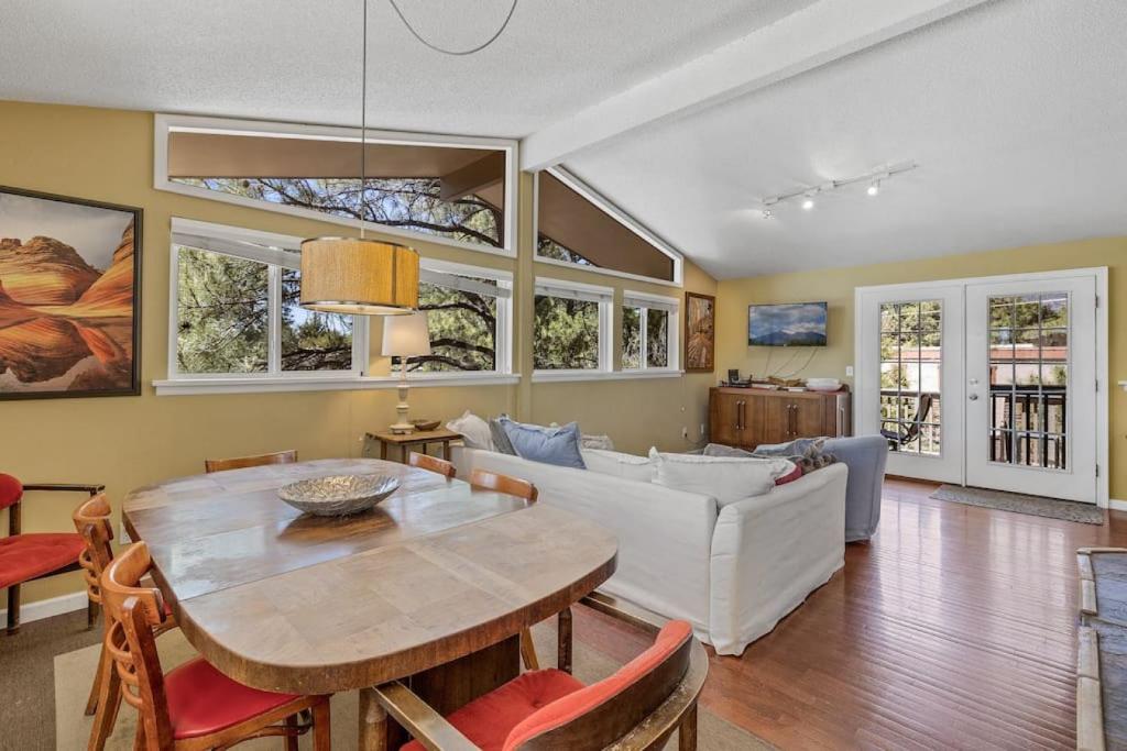 een woonkamer met een tafel en een bank bij Artsy Downtown Treehouse Perfect Flagstaff Location in Flagstaff
