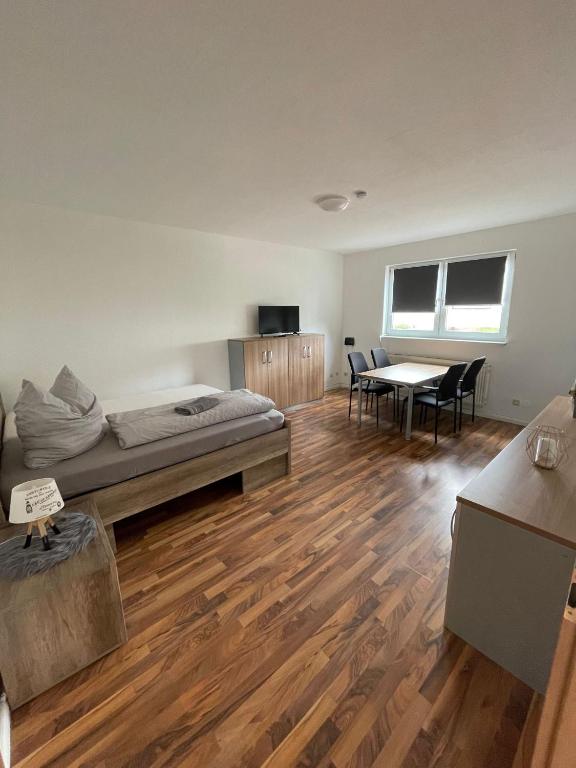 sypialnia z łóżkiem, stołem i krzesłami w obiekcie Wohnung in Möser mit Grillmöglichkeit 