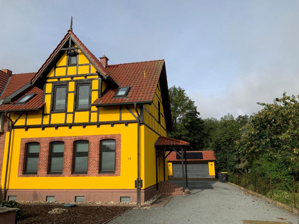 a yellow house with a red roof at Neurenovierte FeWo Harztor in Nordhausen