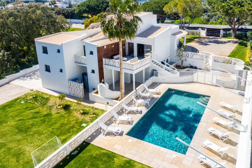 an aerial view of a house with a swimming pool at Villa Belo Horizonte in Porches