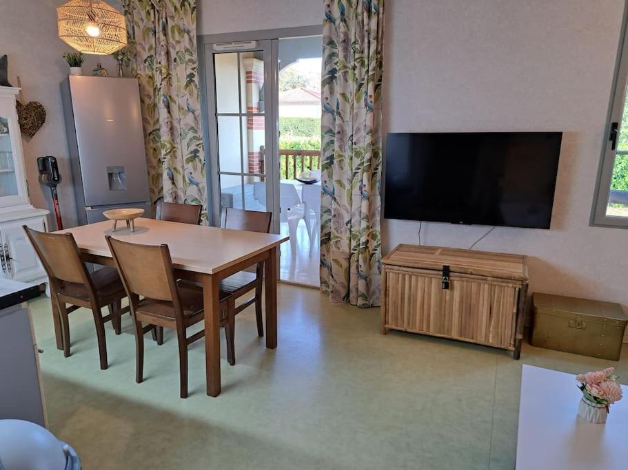 TV a/nebo společenská místnost v ubytování Charmant appartement dans résidence neuve - 5 places