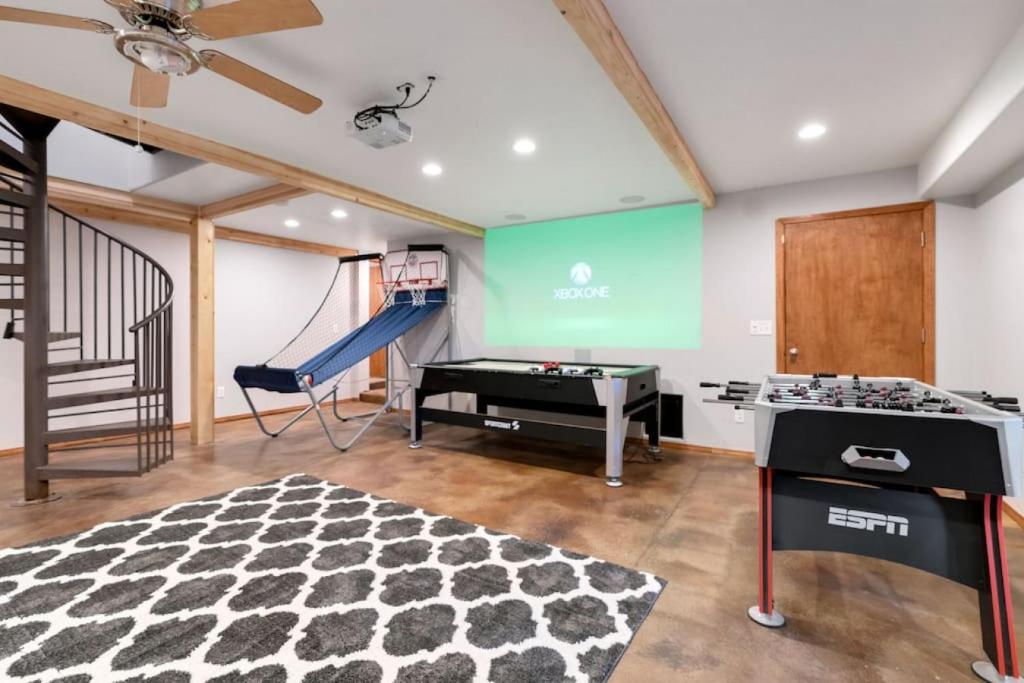 una stanza con tavolo da ping pong e scivolo di Large Groups Sleeps 20 Must See a Flagstaff