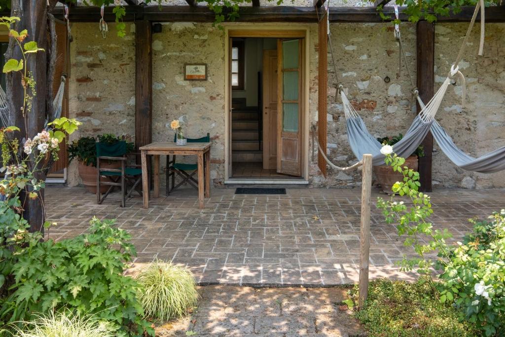 Zahrada ubytování Olimagio Farm Stay with animals and 25m pool, beach at cycling distance
