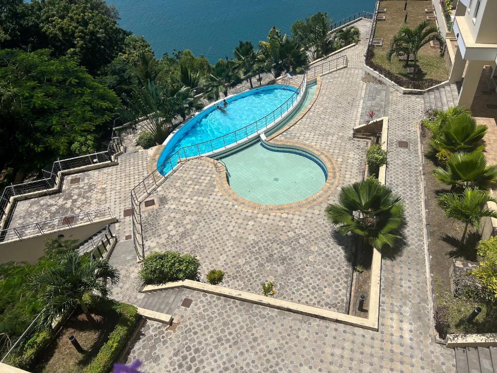 - une vue sur la piscine d'un complexe dans l'établissement Pearl Beach Lifestyle, à Mombasa